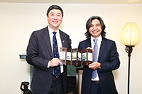 中大校長沈祖堯教授（左）向中國美術館館長吳為山教授致送紀念品
